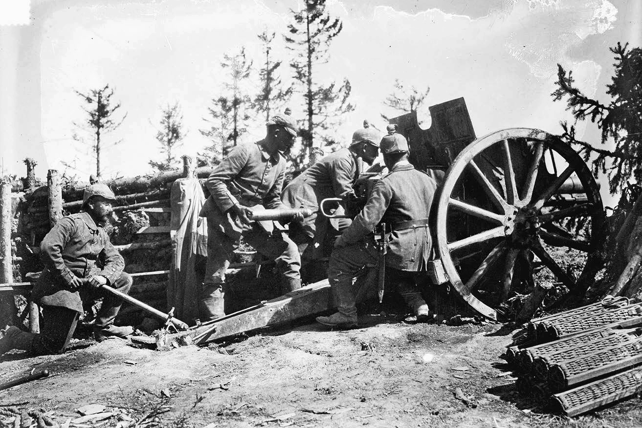 Немецкая полевая артиллерия в Галиции, 1915 год.