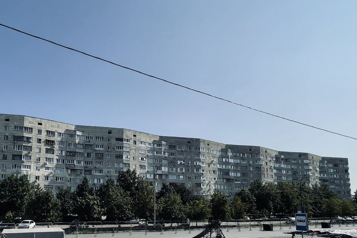Знаменитый в Новом городе дом - в нем двухэтажные квартиры. 