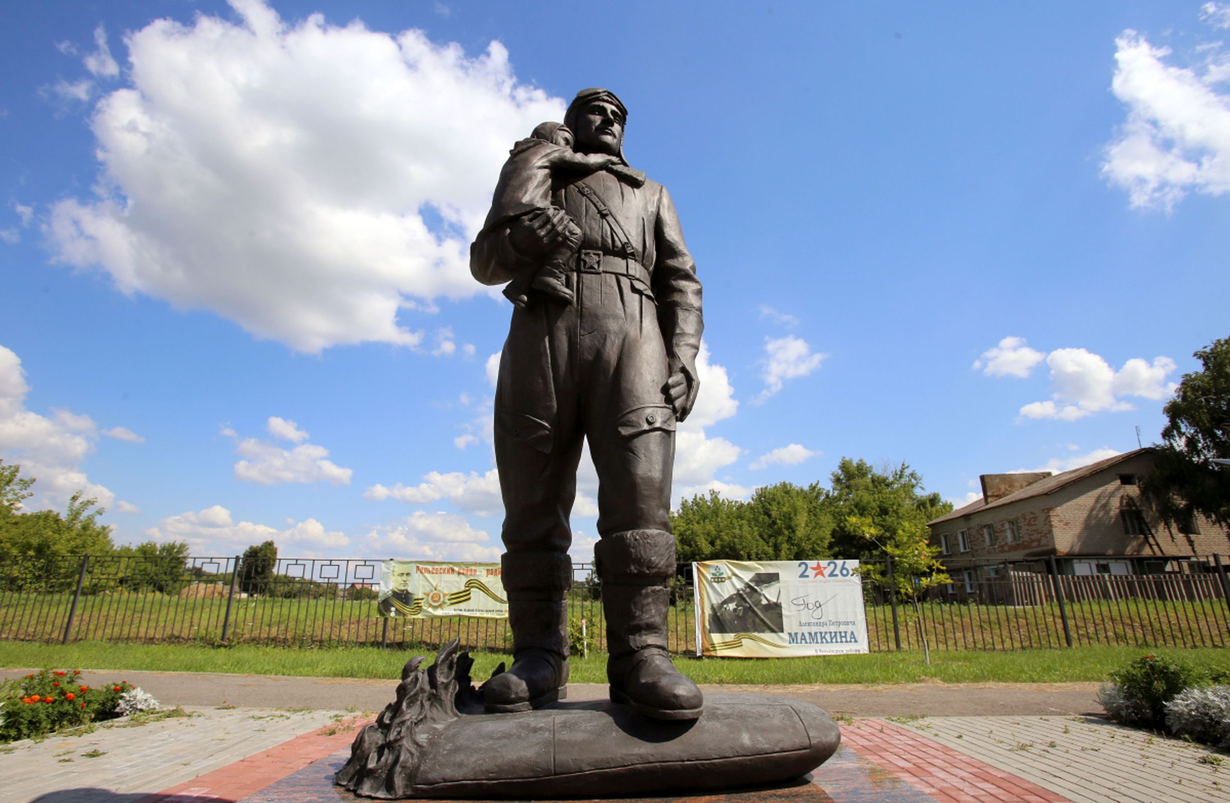 В воронежском селе, на родине Александра Мамкина установлен памятник.