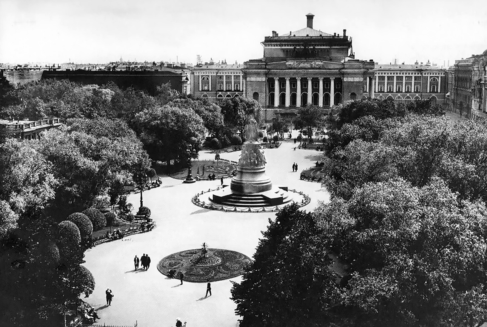 Екатерининский сквер на фоне Александринского театра. 1908-1910 годы. 