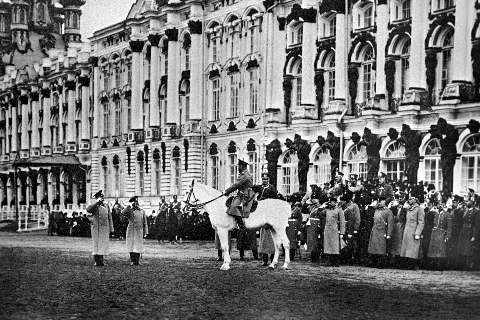 Император Николай II, верхом на лошади, принимает парад в Царском Селе. 1914 год. 