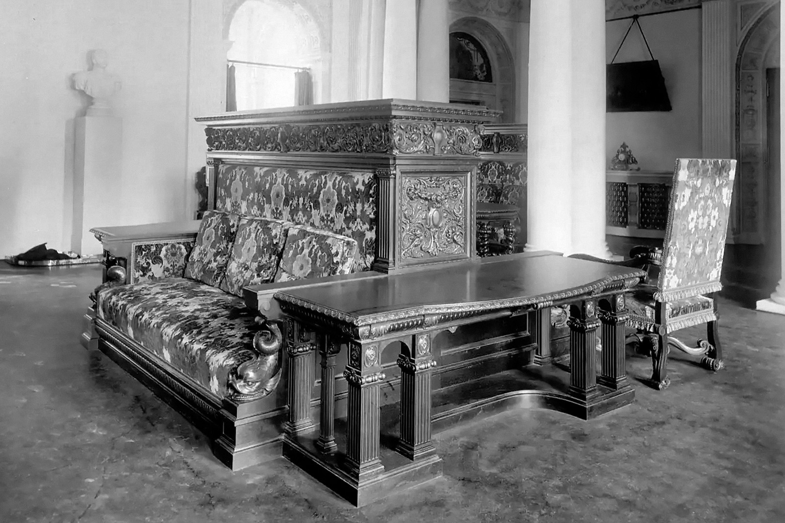 Фрагмент интерьера парадного вестибюля в Большом Ливадийском дворце. 1911 год. 