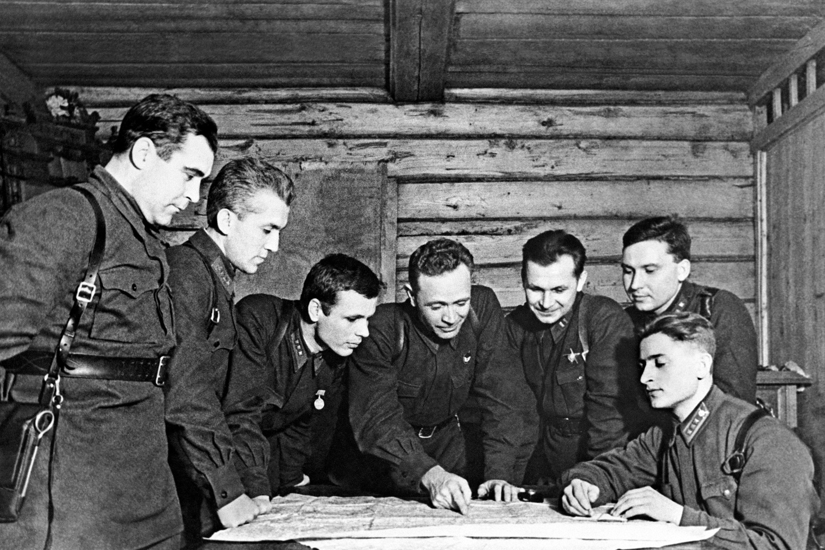 Битва за Москву.
Командиры полка 8-ой гвардейской им. генерал-майора И.В. Панфилова стрелковой дивизии обсуждают план военных действий. Волоколамское направление. Ноябрь 1941 года. 