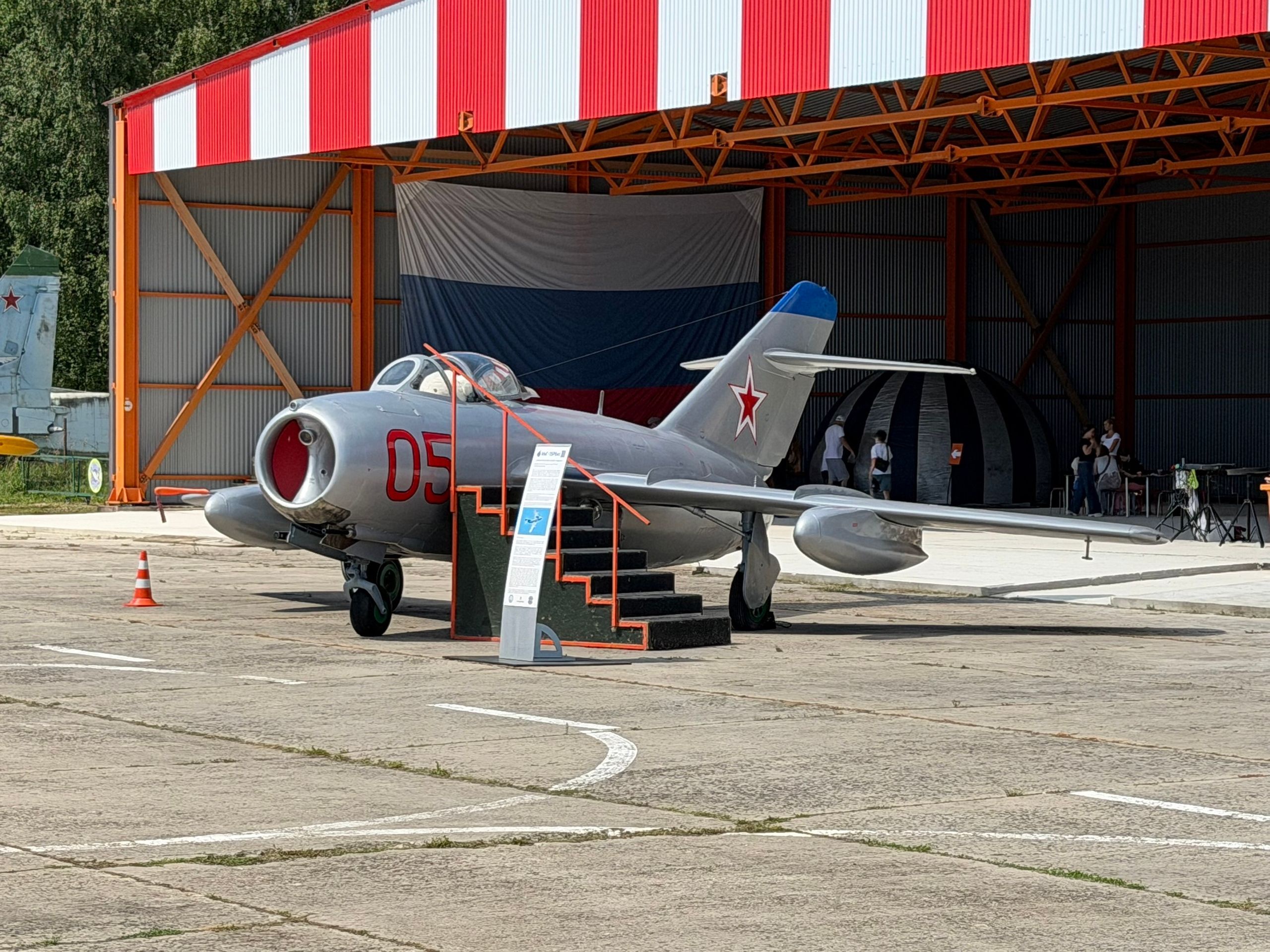 Построенный в 1955 году самолет выглядит, как новенький.