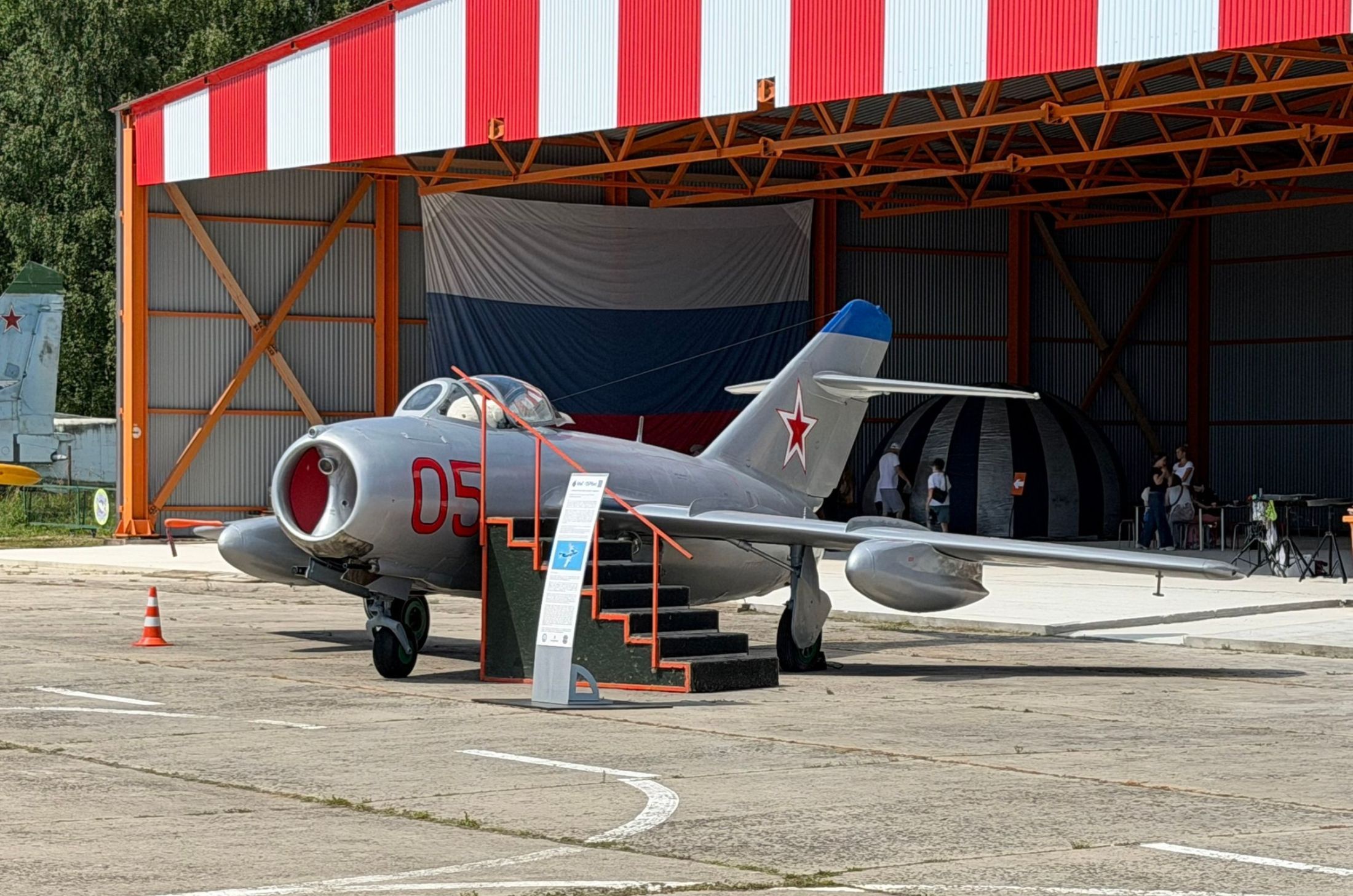 Построенный в 1955 году самолет выглядит, как новенький.