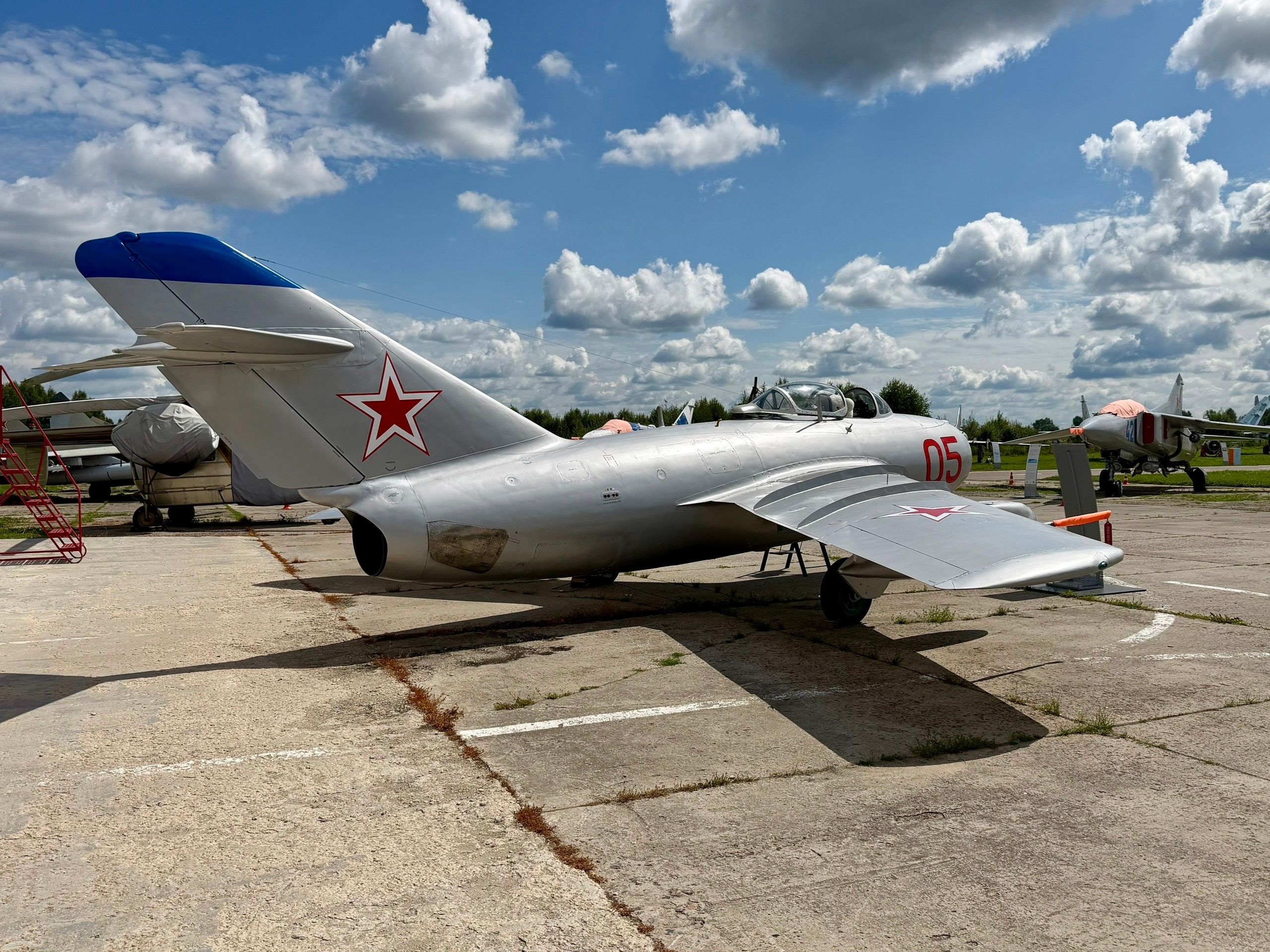 На киле - синяя "пилотка", знак принадлежности к учебному авиаполку с аэродрома в Новоминской.