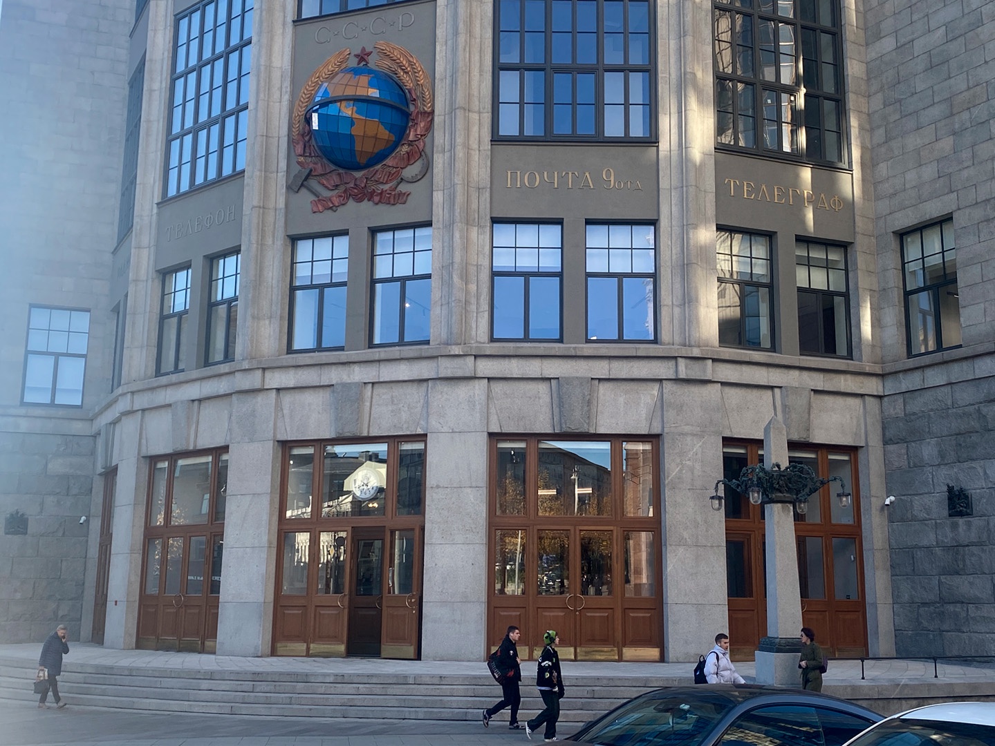 Над входом в здание вновь крутится глобус.